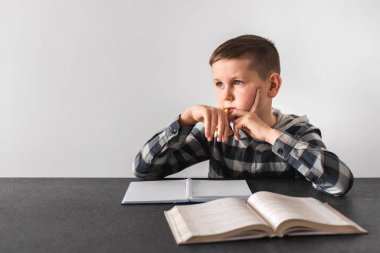 Okullu Çocuk Düşünüyor ve Ödev Yapıyor