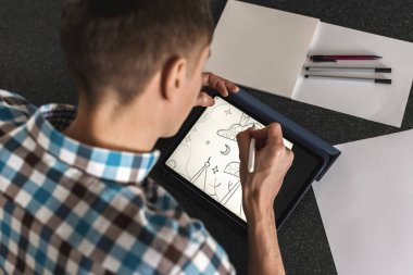 Ressam, Stylus ile Dijital Tablete Çizim Yapıyor