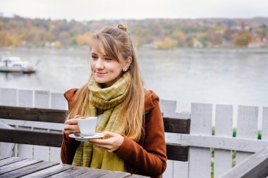 Balıkçılar Adası 'nda Kahve İçen Kadın