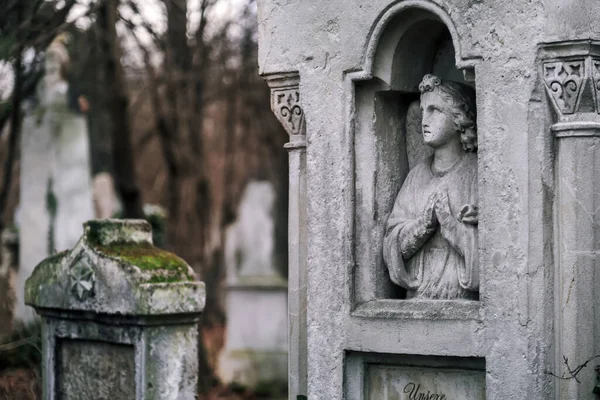 December 2017 Vienna Austria Abandoned Grave Stone Praying Statue Cemetery — Stock Photo, Image