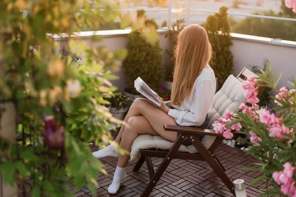 Giovane Donna Romantica Leggere Libro Guardare Tramonto Sul Giardino Sul — Foto Stock