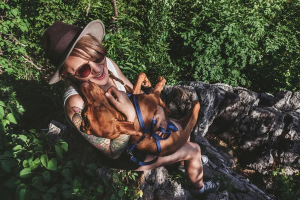 Mujer Sonriente Sosteniendo Perro Húngaro Vizsla Sus Brazos Mujer Feliz —  Fotos de Stock