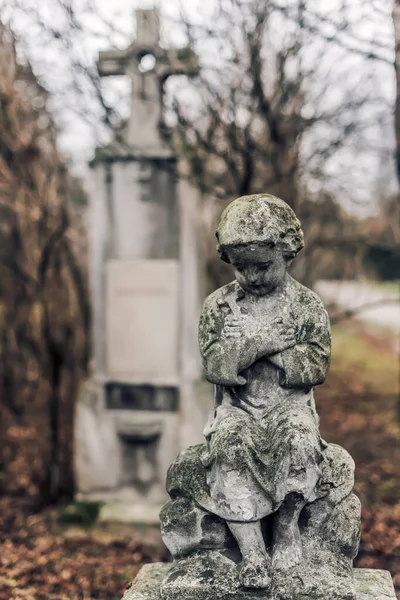 December 2017 Vienna Austria Abandoned Cemetery Tomb Child Statue Close — Stock fotografie