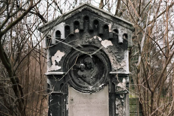 December 2017 Vienna Austria Old Damaged Tombstone Abandoned European Graveyard — 스톡 사진