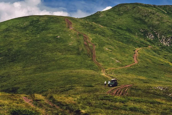 Stara Planina National Park Landschap Met Kleine Mensen Buitenlander Auto — Stockfoto