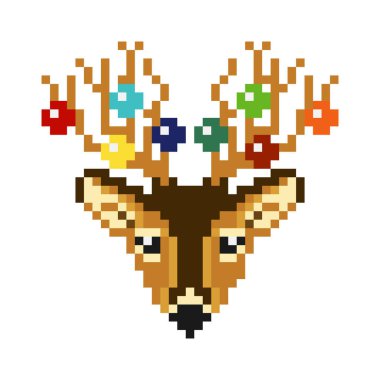 Noel süslemeli pikselli geyik kafası. Geyik boynuzlarında süsler, ışıklar ve renkli cam takılar olan 8 bit Xmas ren geyiği simgesi.