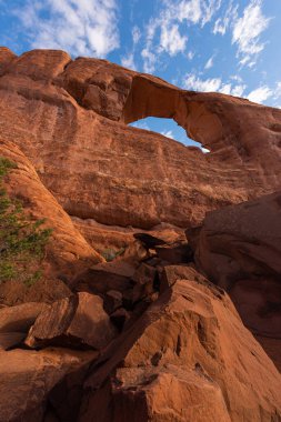 Utah, Arches Ulusal Parkı 'ndaki Skyview Kemeri' nin altından yukarı bakıyorum.