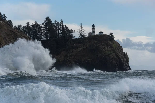 在华盛顿海岸的失望角州立公园 在大潮风暴期间 灯塔下的巨大撞击波 — 图库照片