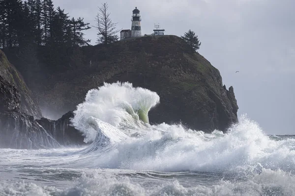 Large Ocean Wave Forming Crashing Light House — ストック写真