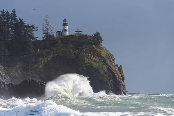 灯台下の大きな海の波 — ストック写真