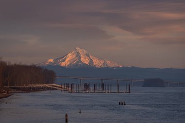 Columbia Nehri üzerinde gün batımında parlayan Hood Dağı