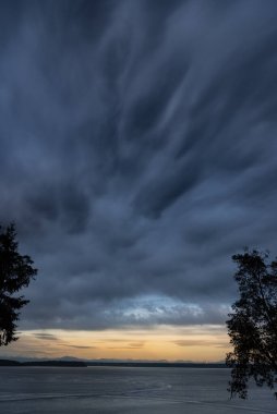bulutlar bir göl üzerinde