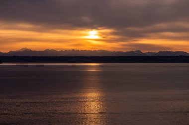 Denizin üzerinde gün batımı