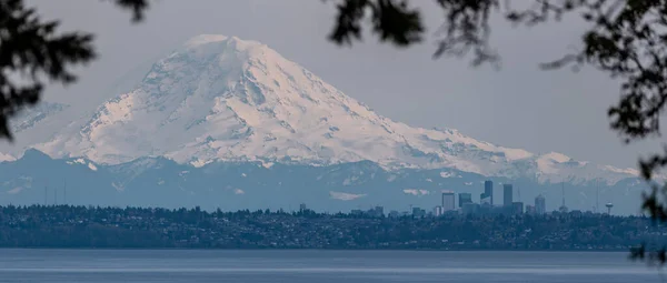 Rainier Dağı Nın Panoramik Manzarası Seattle Şehrinin Ufuk Çizgisine Hakim — Stok fotoğraf