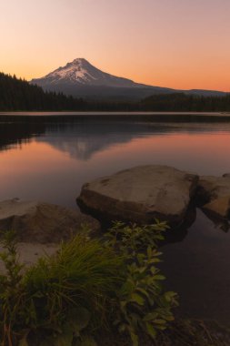 Hood Dağı ve huzurlu yaz günbatımı yansımaları Trillium Gölü, Oregon
