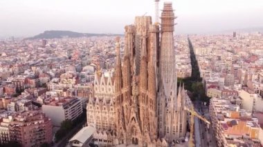 Gökyüzünden Sagrada Familia 'nın görüntüsü.