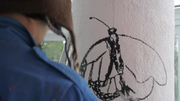 Artista pittura murale all'aperto. — Video Stock