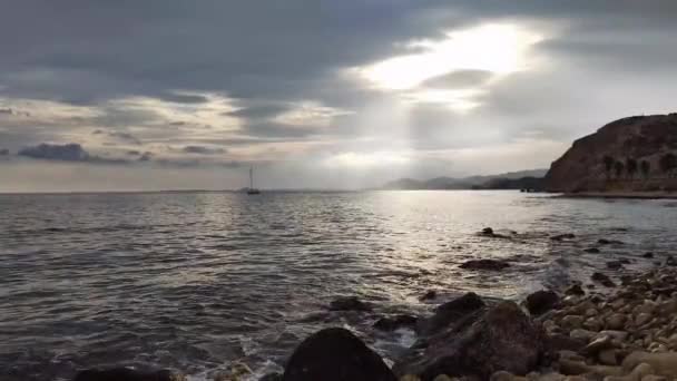 Yacht galleggia sul mare. — Video Stock