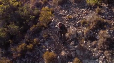 Şafakta dağlarda avlanmak.