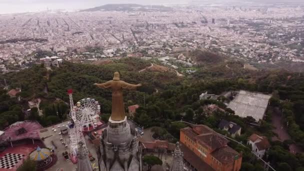 Tibidabo, Barcelona 'nın hava görüntüsü. — Stok video