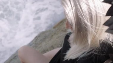 Kanatlı bir melek suretinde kadın model.