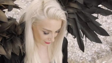 Kanatlı bir melek suretinde kadın model.