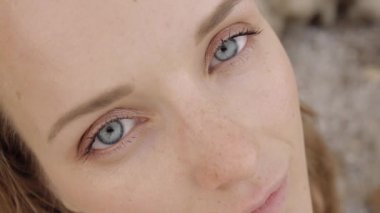 Bir kadın modelin portresi.