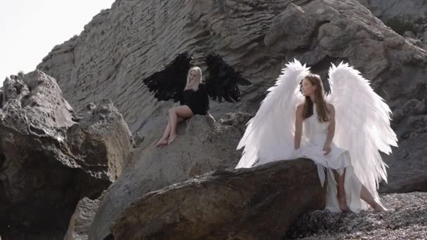 Ženské modely v obraze andělů — Stock video