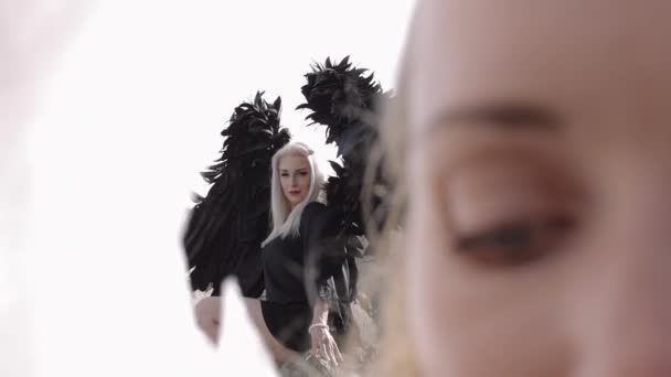 Vrouwelijke modellen in het beeld van engelen — Stockvideo