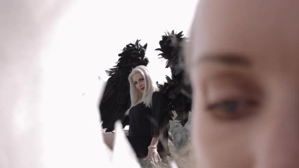 Женщины-модели в образе ангелов — стоковое видео