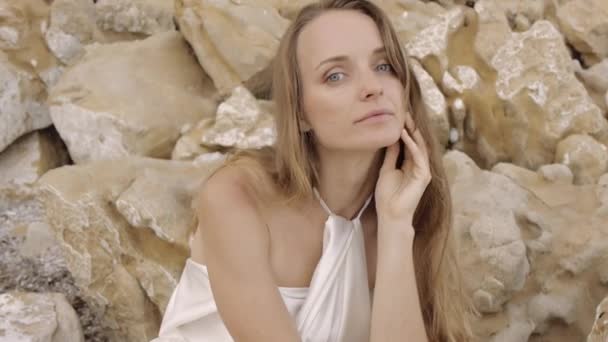 Retrato de una modelo femenina. — Vídeos de Stock