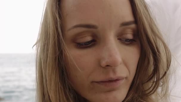 Weibliches Modell im Bild eines Engels mit Flügeln — Stockvideo