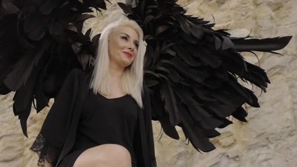 Modelo femenino en la imagen de un ángel con alas — Vídeos de Stock