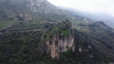 Cliff and foggy mountain landscape.