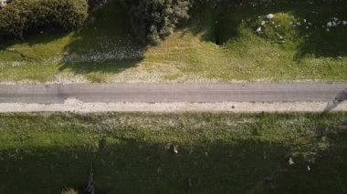 Dağ yolunda bisiklet süren bir bisikletçi..