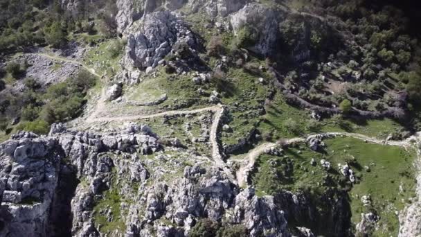 Winding mountain trail from above. — Stockvideo