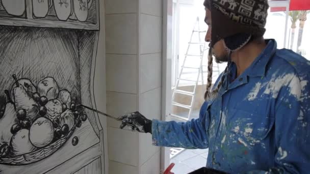 Umělec malovat nástěnné malby uvnitř. — Stock video