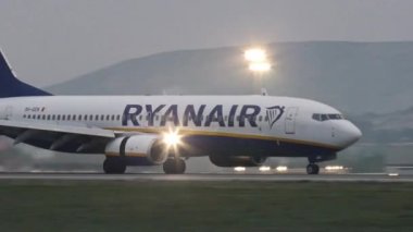 ALICANTE, İspanya - 23 Aralık 2021: Ryanair uçağı Alicante, İspanya havaalanına indi. Pist boyunca yakın plan bir uçak geçiyor..