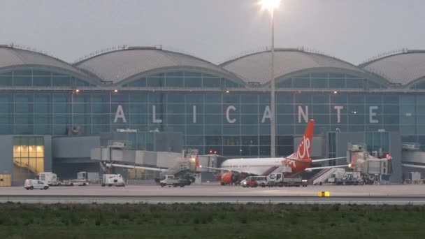 ALICANTE, ESPAÑA - 23 DE DICIEMBRE DE 2021: Avión SkyUp de pie en el aeropuerto de Alicante, España. — Vídeos de Stock