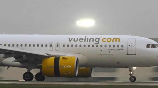 ALICANTE, ESPAÑA - 23 DE DICIEMBRE DE 2021: Vueling avión aterrizaje en el aeropuerto de Alicante, España. Un primer plano pasa a lo largo de la pista. — Vídeos de Stock