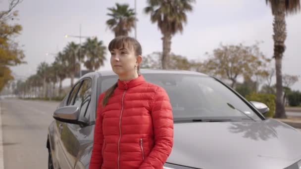 Portret van de vrouwelijke autobestuurder. — Stockvideo