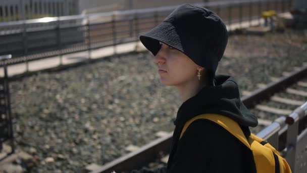 Una ragazza adolescente vicino alla ferrovia — Video Stock