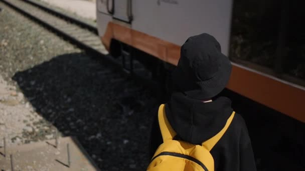Ein Teenager-Mädchen in der Nähe der Eisenbahn — Stockvideo