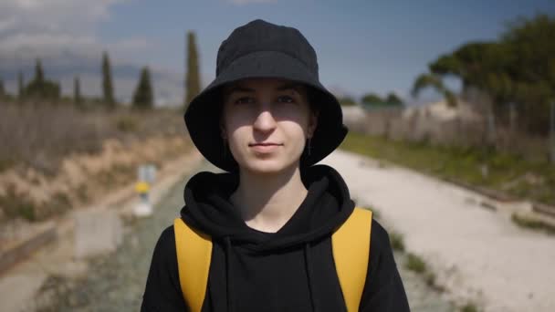 Portrét dospívající dívka v černém klobouku — Stock video