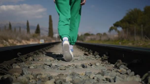 Un adolescente en las vías del tren — Vídeo de stock