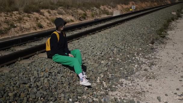 Ritratto di un'adolescente sullo sfondo della ferrovia — Video Stock