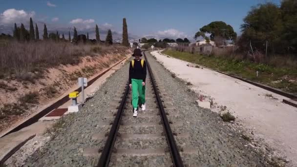 Підліток на залізничній колії — стокове відео