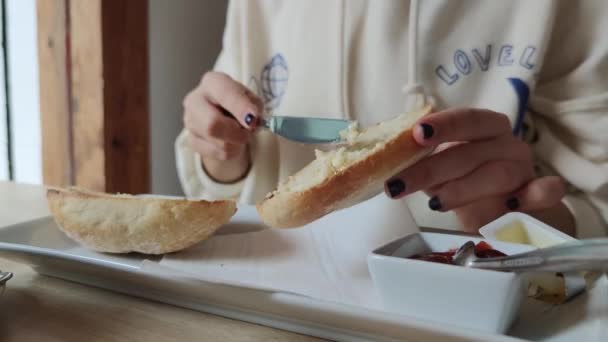 En flicka äter frukost på ett café — Stockvideo