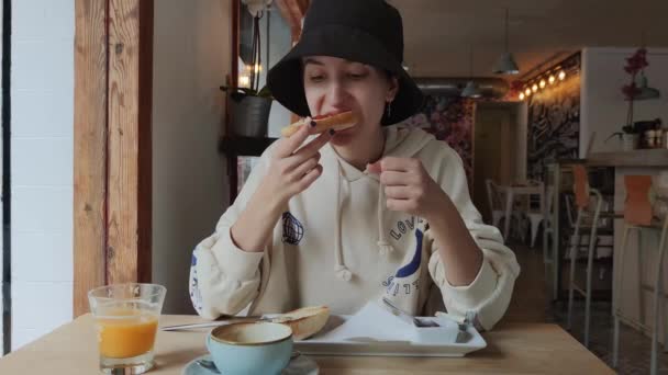 A girl has breakfast in a cafe — Stock Video