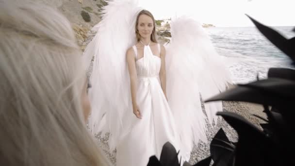 Vrouwelijke modellen in het beeld van engelen — Stockvideo
